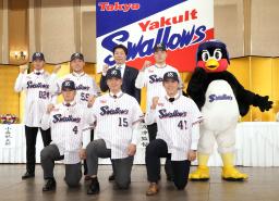 <p>　ヤクルトの新入団選手発表でポーズをとる（前列左から）丸山和郁外野手、山下輝投手、柴田大地投手、（後列左から）育成の岩田幸宏外野手、小森航大郎内野手、高津監督、竹山日向投手＝１０日、東京都港区</p>