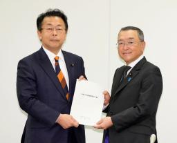 <p>　２０２２年度の与党税制改正大綱を決定し、写真撮影に応じる自民党の宮沢税調会長（右）と公明党の西田税調会長＝１０日午後、国会</p>