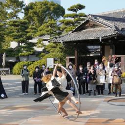 <p>　高松市の披雲閣で披露された鉄製の１本の輪に入り回転するパフォーマンス＝１０日午後</p>