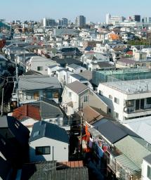<p>　東京都内の住宅街。２０２２年度の税制改正大綱では住宅ローン減税など住まい関連の恩恵が縮小する内容となっている＝９日</p>
