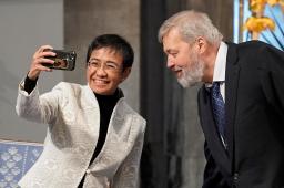 <p>　１０日、ノルウェー・オスロのノーベル平和賞授賞式で自撮りするマリア・レッサ氏（左）とドミトリー・ムラトフ氏（ノルウェー通信提供、ＡＰ＝共同）</p>