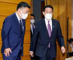 <p>　閣議に臨む岸田首相（右）＝１０日午前、首相官邸</p>