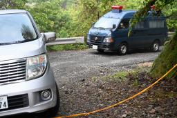　小倉美咲さんに関する捜索を終了し、引き揚げる山梨県警の捜査車両＝１日午後、山梨県道志村