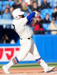 <p>　中京大中京戦の２回、右中間に本塁打を放つ神戸国際大付・石原＝神宮</p>