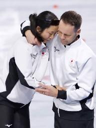 <p>　ミラノ・コルティナ冬季五輪のスピードスケート女子１５００メートルで６位となり、ヨハン・デビット・コーチ（右）と抱き合う高木美帆＝２月、イタリア・ミラノ（共同）</p>