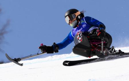 <p>　ミラノ・コルティナ冬季パラリンピックのアルペンスキー女子スーパー大回転座位で滑走する村岡桃佳。今大会の日本勢第１号となる銀メダルを獲得した＝９日、イタリア・コルティナダンペッツォ（共同）</p>