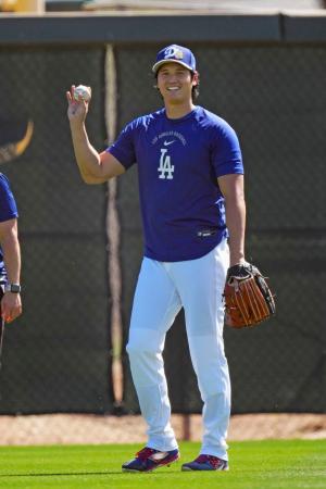 <p>　笑顔でキャッチボールするドジャース・大谷＝グレンデール（共同）</p>