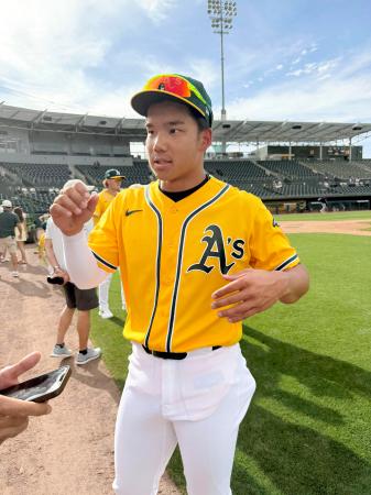 <p>　若手有望株によるエキシビション試合「スプリング・ブレークアウト」のブルワーズ戦に出場後、取材に応じるアスレチックスとマイナー契約の森井翔太郎＝メサ（共同）</p>