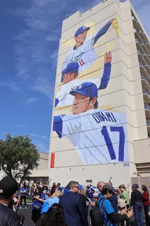 <p>　ロサンゼルス近郊トーランスで披露された米大リーグ、ドジャース・大谷翔平選手らの壁画＝２４日（共同）</p>