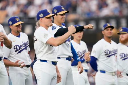 <p>　優勝リング贈呈セレモニーでポーズをとるドジャース・大谷（中央）＝ロサンゼルス（共同）</p>