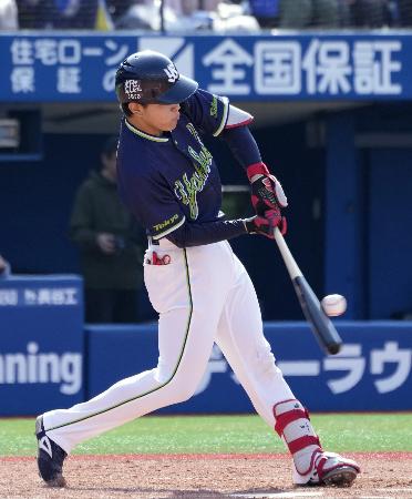 <p>　３回ヤクルト無死一、二塁、鈴木叶が左翼線に勝ち越し二塁打を放つ＝横浜</p>
