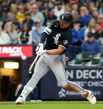 <p>　ブルワーズ戦の２回、３号ソロを放つホワイトソックス・村上。日本勢初のメジャーデビューから３試合連続本塁打となった＝ミルウォーキー（共同）</p>