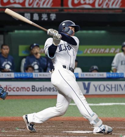 <p>　４回西武無死一塁、小島が右越えにプロ初本塁打となる逆転２ランを放つ＝ベルーナドーム</p>