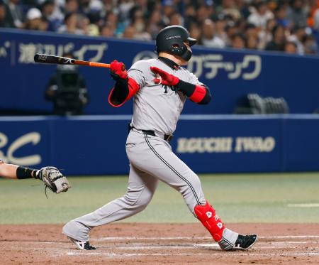 <p>　９回巨人２死満塁、代打丸が右越えに走者一掃の決勝二塁打を放つ＝バンテリンドーム</p>