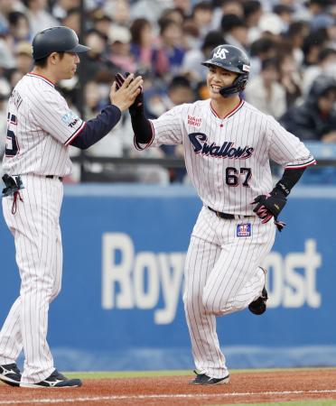 <p>　２回、本塁打を放ったヤクルト・伊藤（右）＝神宮</p>