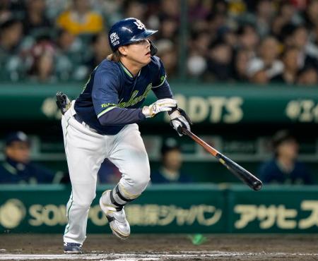 <p>　６回ヤクルト２死一、二塁、赤羽が右中間に適時二塁打を放つ＝甲子園</p>