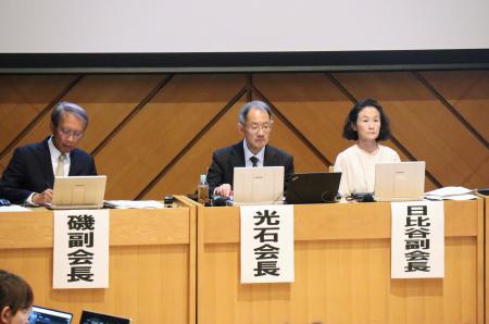 <p>　総会に臨む日本学術会議の光石衛会長（中央）ら＝９日午後、東京都港区</p>