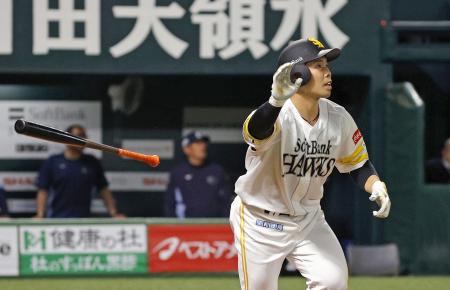 <p>　７回ソフトバンク２死一塁、近藤が右中間に先制２ランを放つ＝みずほペイペイドーム</p>