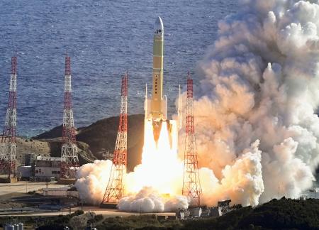 <p>　２０２５年１２月、鹿児島県の種子島宇宙センターから打ち上げられるＨ３ロケット８号機。２段目のエンジンが予定より早く停止し、打ち上げは失敗した</p>
