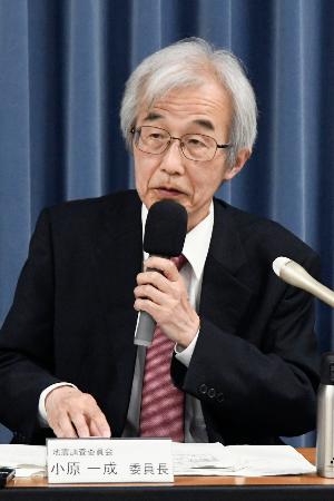 <p>　政府の地震調査委員会の会合後、記者会見する小原一成委員長＝１０日午後、文科省</p>