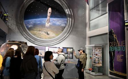 <p>　モスクワの宇宙飛行士記念博物館で展示を見る人たち＝７日（共同）</p>