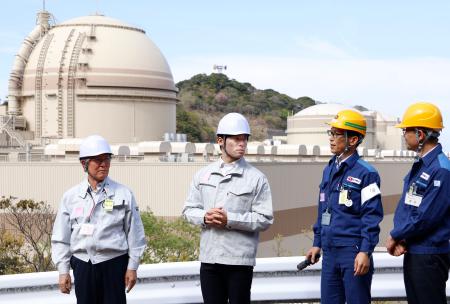 <p>　関西電力大飯原発を視察する福井県の石田嵩人知事（左から２人目）＝１３日午後、おおい町</p>
