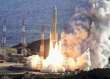 <p>　２０２５年１２月、鹿児島県の種子島宇宙センターから打ち上げられるＨ３ロケット８号機。２段目のエンジンが予定より早く停止し、打ち上げは失敗した</p>