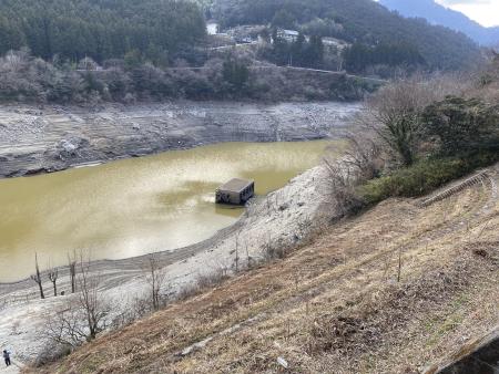 <p>　水位が低下し、旧大川村役場が水面から姿を現した高知県の早明浦ダム＝２月１４日（水資源機構提供）</p>