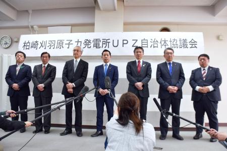 <p>　協議会の初会合を終え、取材に応じる７市町の首長＝１４日午後、新潟県小千谷市</p>