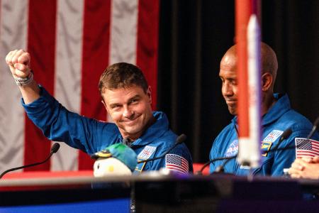 <p>　記者会見するワイズマン飛行士（左）＝１６日、米テキサス州のジョンソン宇宙センター（ロイター＝共同）</p>