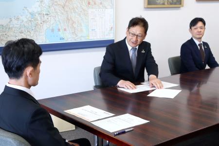 <p>　福井県庁で大飯原発１、２号機の廃炉計画を報告する、関西電力の高畠勇人原子力事業本部長代理（中央）＝２０日午後</p>