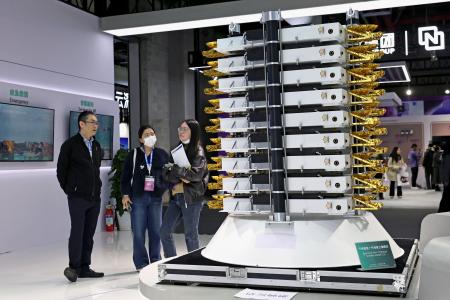 <p>　中国上海市で展示された、衛星通信網構築のための人工衛星の模型＝３月（新華社＝共同）</p>