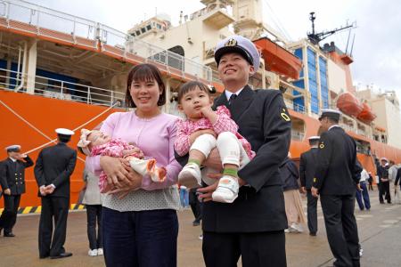 <p>　家族との再会を喜ぶ乗組員＝２３日午前、神奈川県横須賀市</p>