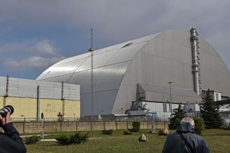 <p>　チョルノービリ原発を覆うシェルター＝２３日、ウクライナ北部（共同）</p>