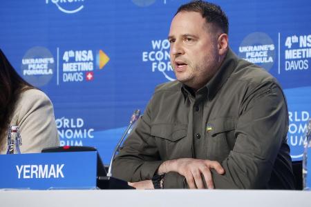 <p>　スイス・ダボスで記者会見したウクライナのイエルマーク大統領府長官（当時）＝２０２４年１月（共同）</p>