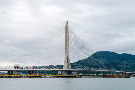 <p>　台湾北部で完成した淡江大橋＝９日、新北市（共同）</p>