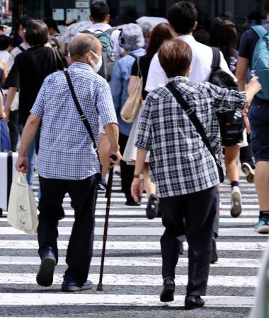 <p>　並んで歩く高齢者</p>