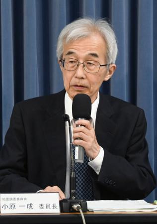 <p>　政府の地震調査委員会の会合後、記者会見する小原一成委員長＝１４日午後、東京都千代田区</p>