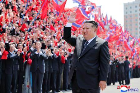 <p>　「朝鮮職業総同盟」の大会参加者と写真に納まる北朝鮮の金正恩朝鮮労働党総書記＝１４日、平壌（朝鮮中央通信＝共同）</p>
