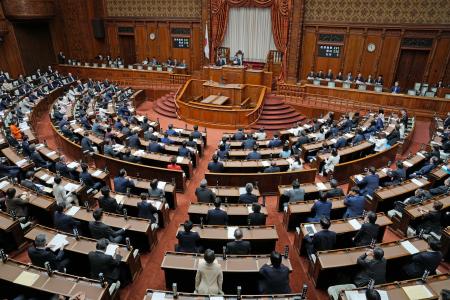 <p>　改正環境省設置法を可決、成立した参院本会議＝１５日午前</p>