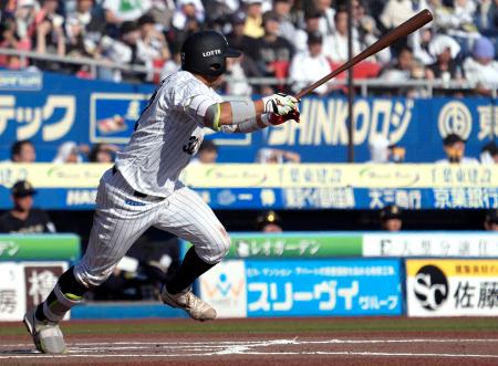 <p>　６回ロッテ１死二、三塁、佐藤が左前に先制２点打を放つ＝ＺＯＺＯマリン</p>