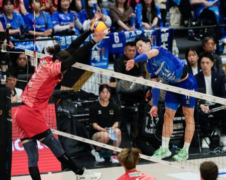 <p>　サントリー―大阪Ｂ　第１セット、スパイクを放つ大阪Ｂ・西田＝横浜アリーナ</p>