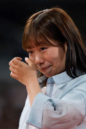 <p>　引退セレモニーで涙を拭う芦川うららさん＝１６日、東京体育館</p>