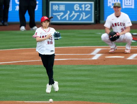 <p>　米大リーグ、エンゼルス―ドジャース戦で始球式を務めるフィギュアスケート女子の島田麻央。マウンド手前でジャンプを披露してから投球した＝アナハイム（共同）</p>
