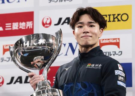 <p>　男子個人総合で３連覇し、世界選手権代表に決まった岡慎之助＝東京体育館</p>
