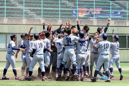 <p>　関西学生野球春季リーグで優勝を果たし、喜ぶ関大の選手ら＝ＧＯＳＡＮＤＯ南港</p>