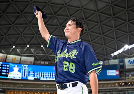 <p>　中日に快勝し、声援に応えるヤクルト・松本健＝バンテリンドーム</p>
