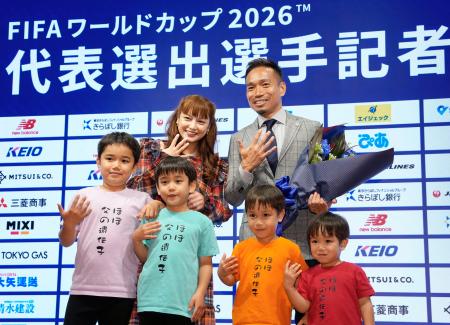 <p>　サッカーＷ杯に５大会連続でメンバー入りし、家族と写真に納まるＦＣ東京・長友（右上）＝１７日、東京都内</p>