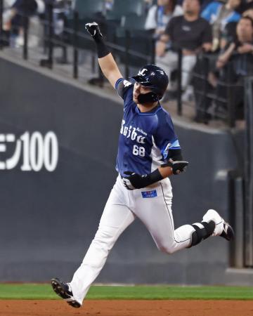 <p>　７回、代打で２ランを放ち、ガッツポーズする西武・岸＝エスコンフィールド</p>