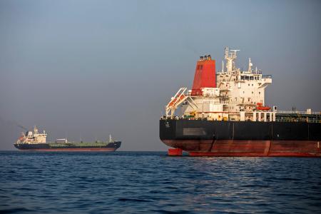 <p>　イラン・ララク島近くのホルムズ海峡に停泊する船舶＝１６日（ゲッティ＝共同）</p>
